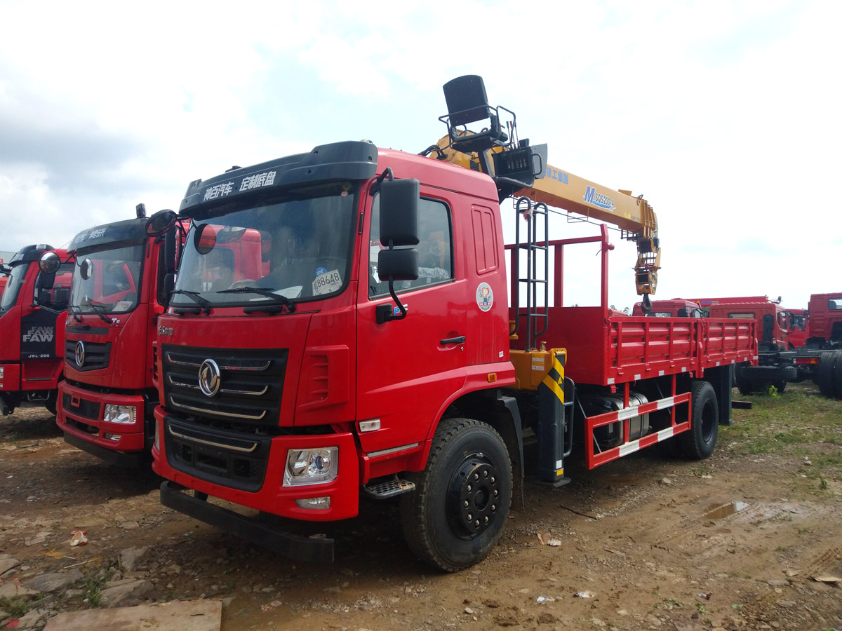 國(guó)六東風(fēng)華神F5排半上裝徐工8噸直臂式吊機(jī)隨車(chē)吊